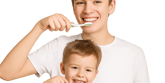 Bambino e adolescente che si lavano i denti